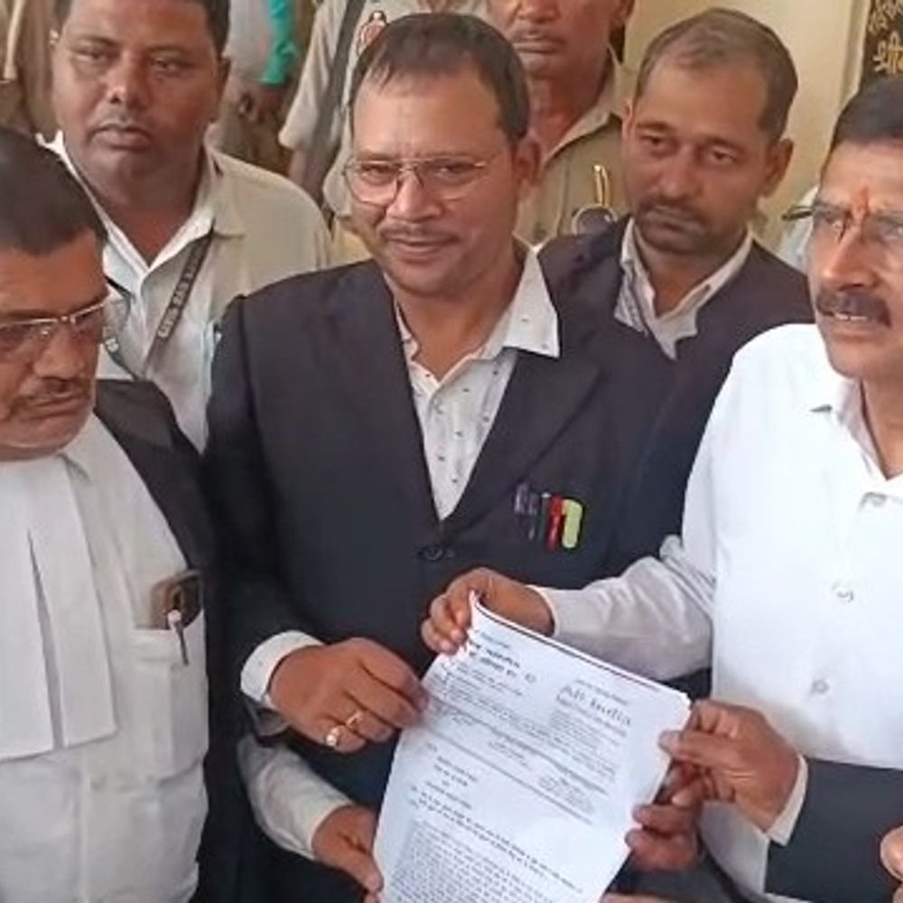 वैध मतदाताओं के नाम हटाने का आरोप:मुख्य निर्वाचन आयुक्त के खिलाफ अधिवक्ता संघ का प्रदर्शन, SDM सौंपा ज्ञापन