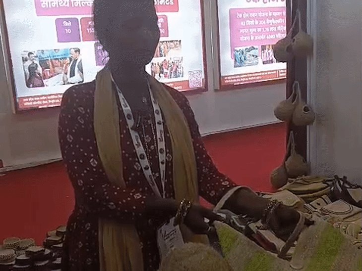 केले के रेशे से 6-7 तरह के प्रोडक्ट:बचा कूचा भी नहीं जाता बर्बाद; UPITS में सिद्धार्थनगर की महिलाओं का हुनर