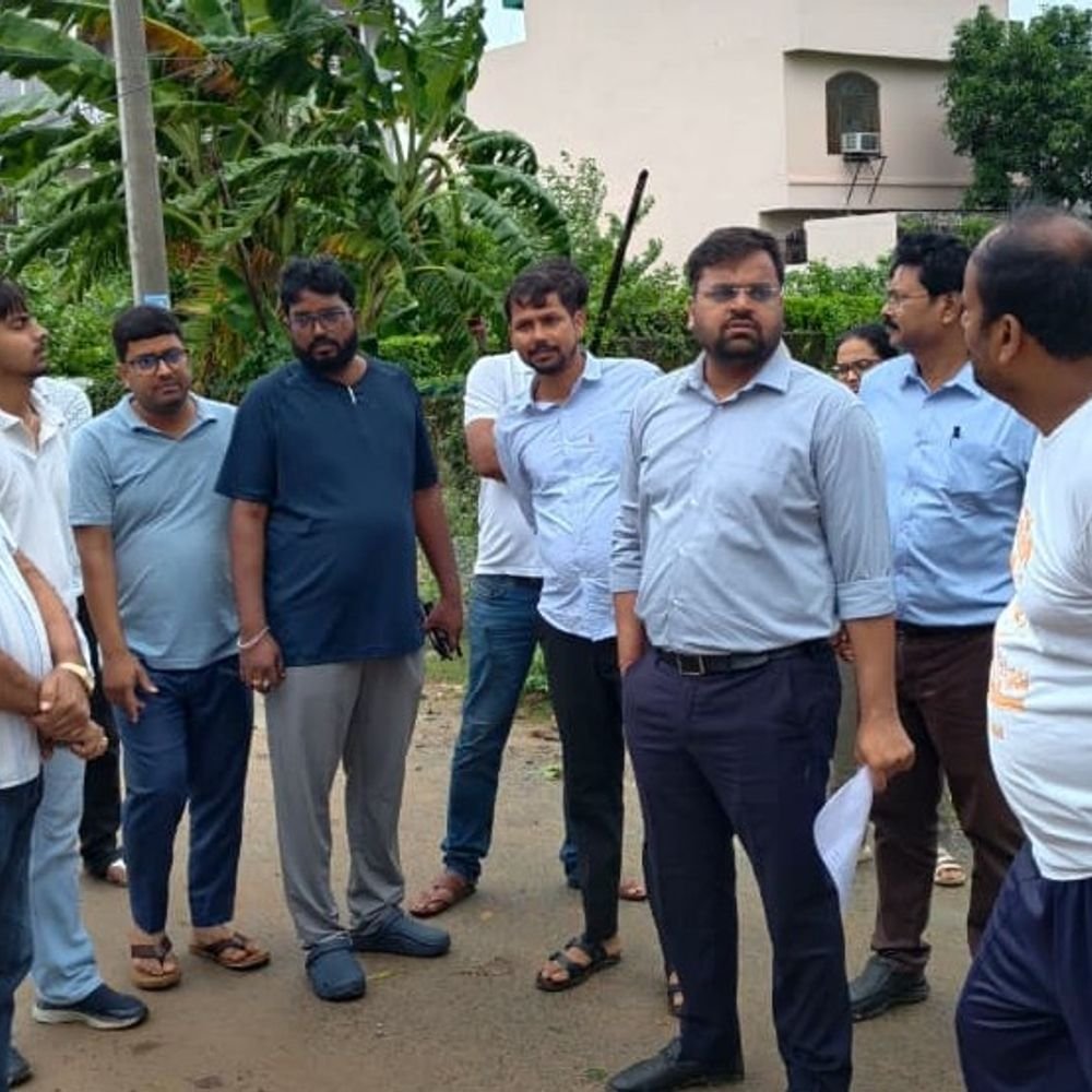 गोरखपुर नगर आयुक्त ने लगाई अधिकारियों को फटकार:वार्ड-35 में सफाई व्यवस्था पर जताई नाराजगी, सुपरवाइजर का वेतन रोका