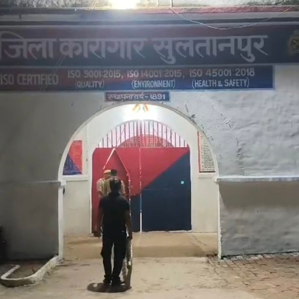 सुल्तानपुर जेल में कैदी ने फांसी लगाकर जान दी:पेड़ पर बेडशीट से बनाया फंदा, अमेठी पुलिस ने 29 दिन पहले भेजा था जेल