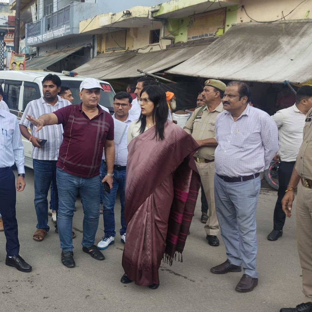 DM ने पक्के बाग चौराहे का निरीक्षण किया:हापुड़ में मॉडल चौराहा बनाने के दिए निर्देश, अतिक्रमण हटाने को कहा
