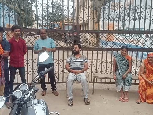 जागरण देखने निकले युवक को ट्रैक्टर ने रौंदा:प्रयागराज में नगर निगम परिसर में हादसा, परिजन बोले- अस्पताल नहीं ले गए कर्मचारी