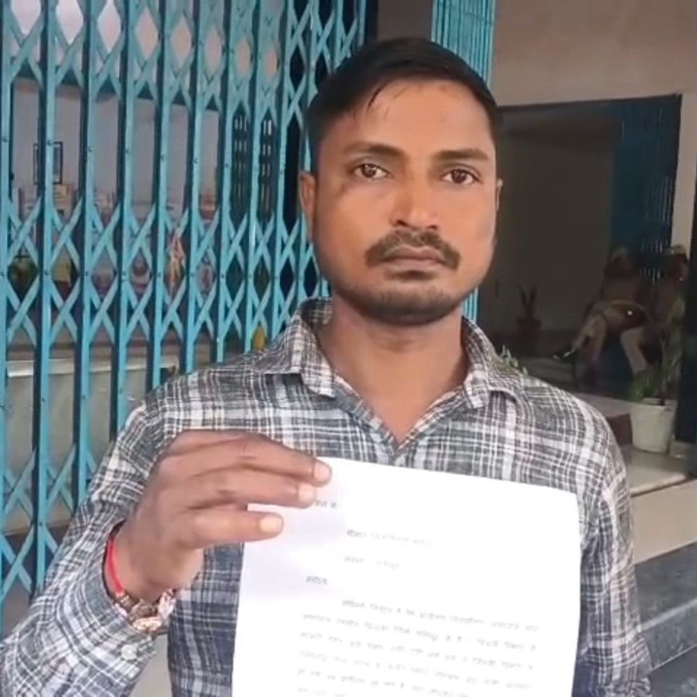 सरकारी बिजली के एंगल चोरी होने का आरोप:ग्रामीणों ने DM से शिकायत कर जांच की मांग की