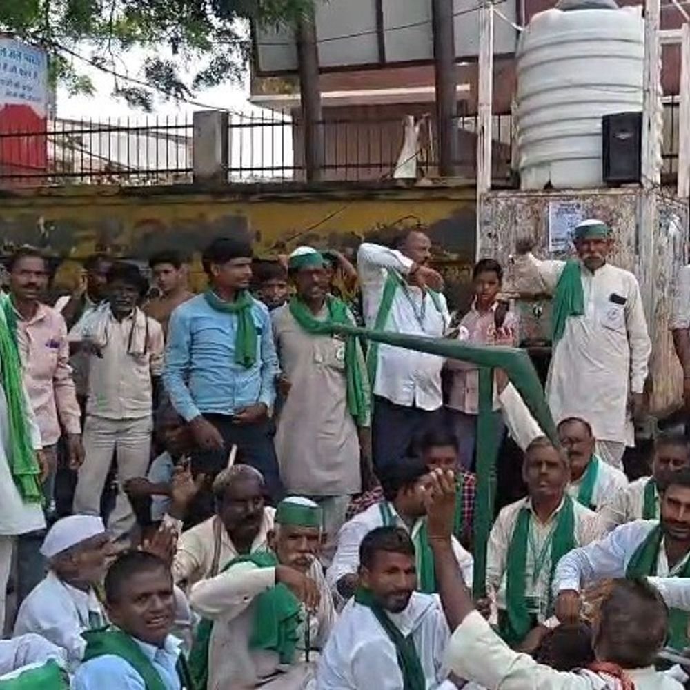 सहसवान में गरजा भारतीय किसान यूनियन:कर्जमाफी की मांग को लेकर प्रदर्शन, बदायूं तहसील परिसर में जुटे अन्नदाता