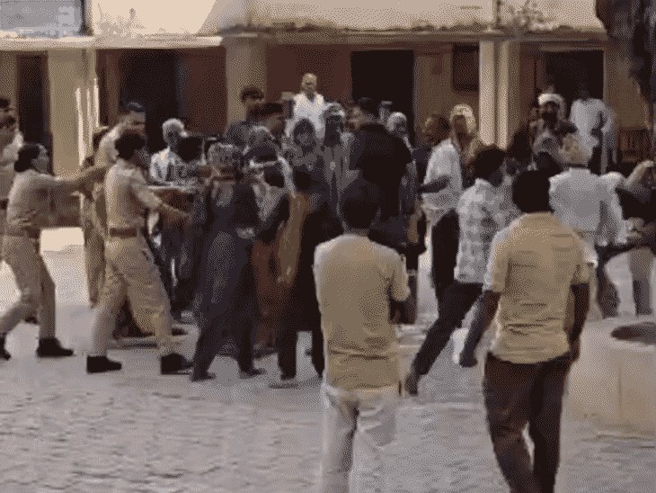 बुलंदशहर में बस-ट्रैक्टर भिड़ंत...श्रद्धालुओं ने पुलिस पर किया पथराव:थाना परिसर में लाठीचार्ज कर भीड़ को खदेड़ा, 11 नामजद समेत 36 पर केस दर्ज