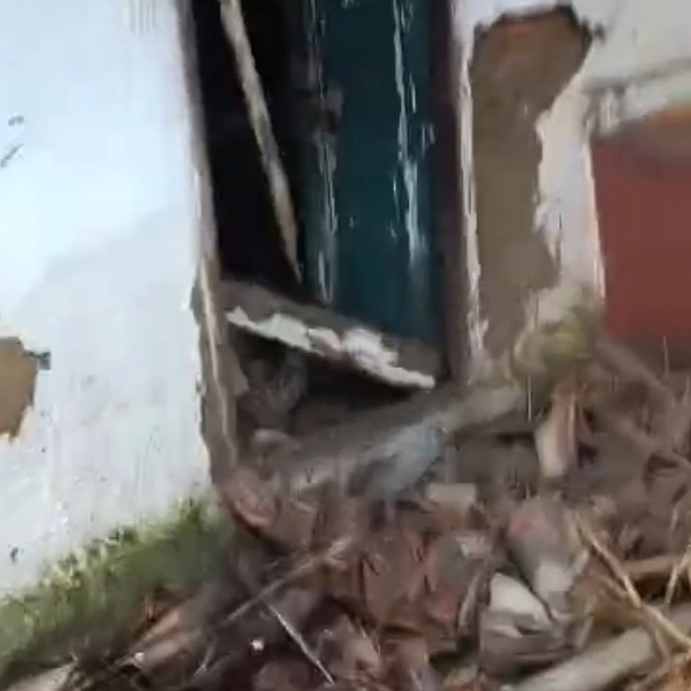 कानपुर में बारिश से जर्जर मकान की छत गिरी:परिवार ने समय रहते घर छोड़ा, मलबे में दबा अनाज-गृहस्थी का सामान