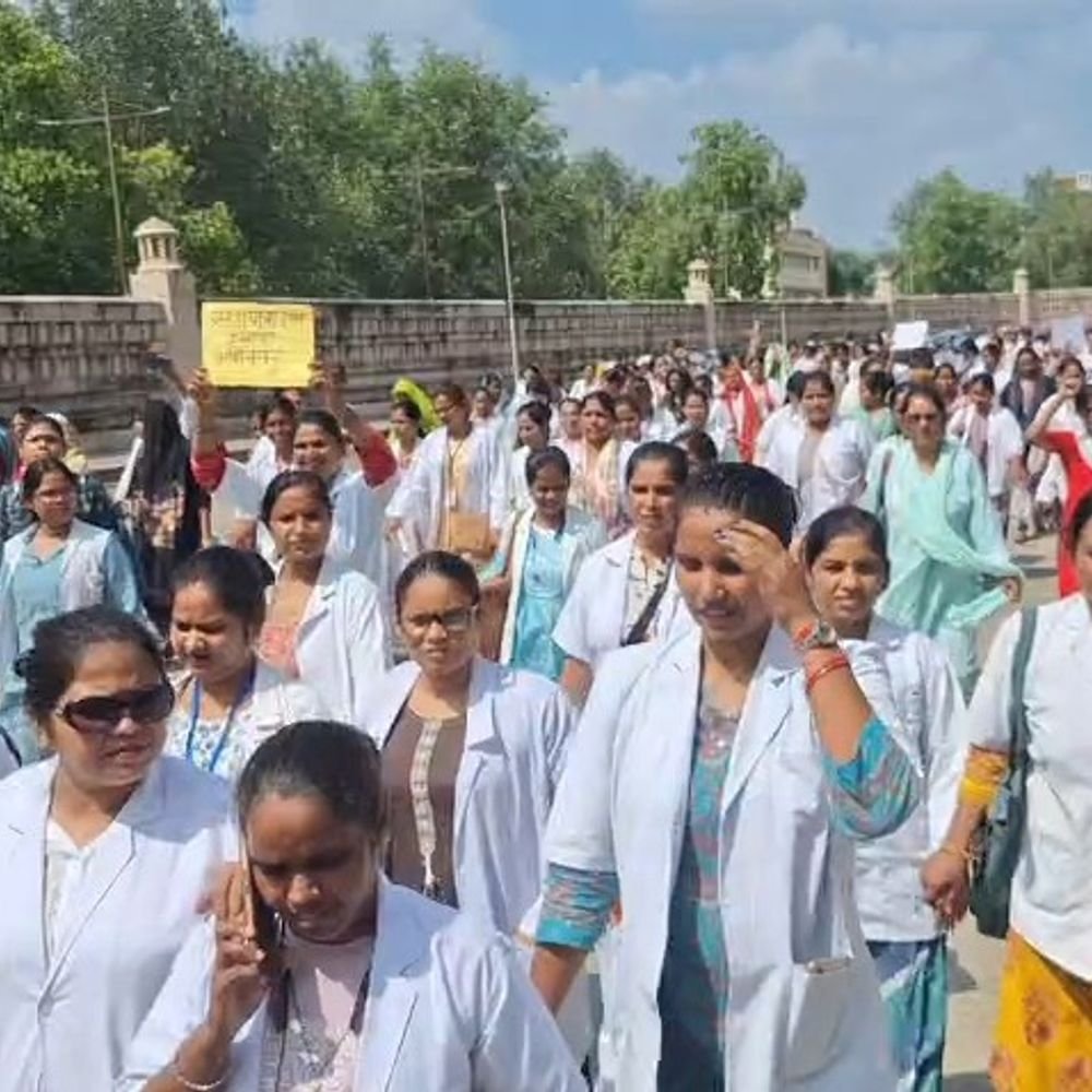 लखनऊ में ANM कर्मियों का प्रदर्शन:स्थायी करने कि मांग पर अड़ी , सरकार पर शोषण का आरोप लगाया