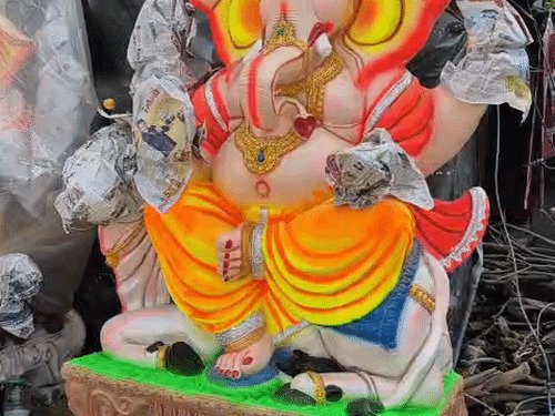 अलीगढ़ में गणपति बप्पा की विदाई:रामघाट रोड पर उमड़ी भक्तों की भीड़, ढोल-नगाड़ों पर नाचते निकले श्रद्धालु