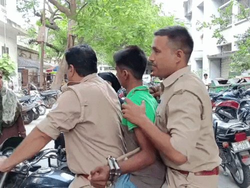 रिटायर्ड नेवी अफसर से लूट करने वाला ई-रिक्शा चालक गिरफ्तार:सवारी छोड़ने के बहाने सुनसान जगह ले गया आरोपी, नेवी अफसर को धक्का देकर लूटा