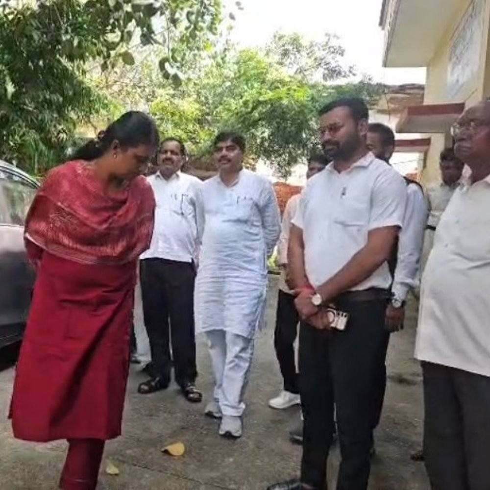 एटा में EVM-VVPAT वेयरहाउस का त्रैमासिक निरीक्षण:राजनीतिक दलों के प्रतिनिधियों की मौजूदगी में सुरक्षा व्यवस्था परखी, CCTV भी देखे गए