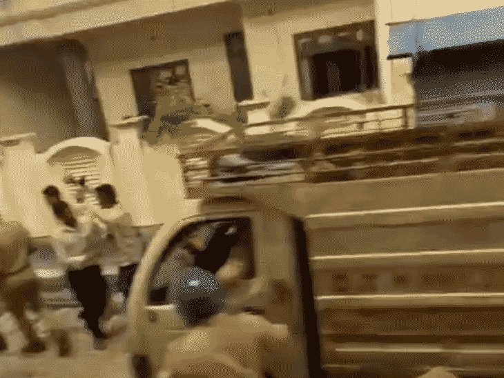 गोरखपुर के तारपीन के गोदाम में जली लाश मिली:24 घंटे लगी थी आग, अगले दिन शव मिलने पर जमकर हंगामा, भांजी लाठियां