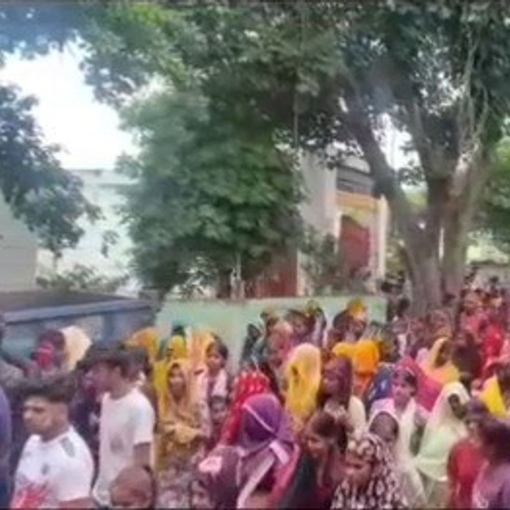 मैनपुरी में धूमधाम से विसर्जन यात्रा:अबीर गुलाल उड़ाते नहर पुल पहुंचे, नम आंखों से गणपति बप्पा विदाई