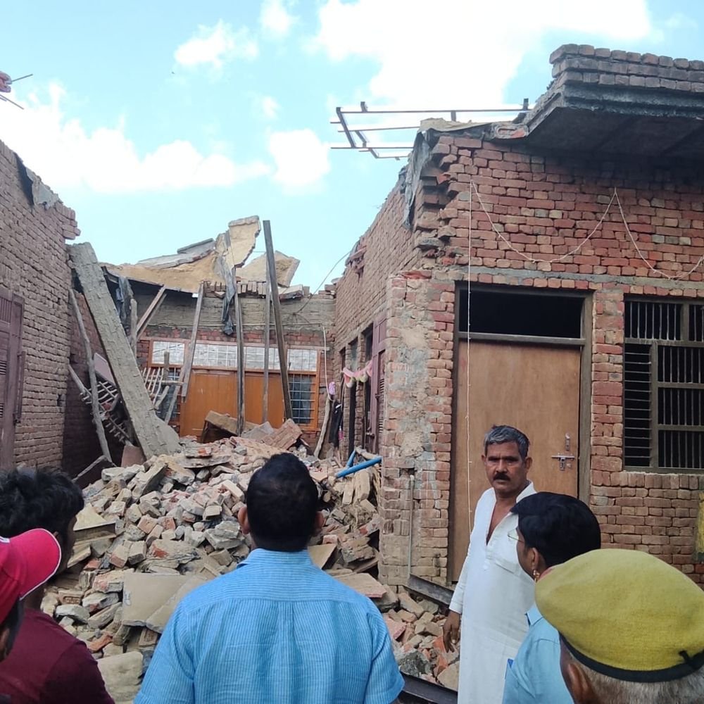 छत गिरने से ढाई साल की बच्ची की मौत:बुलंदशहर में मकान की मरम्मत के दौरान हादसा, मलबे में दबकर 3 घायल