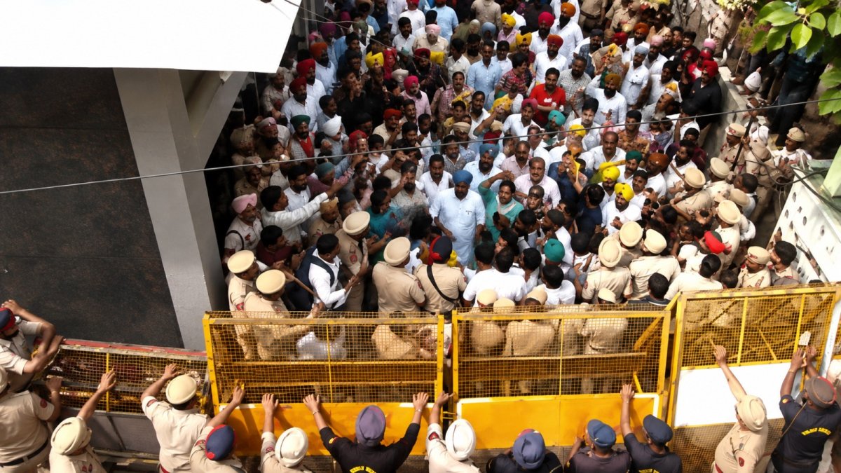 तरुण चुघ के घर AAP का हंगामा, भारी पुलिस तैनात!