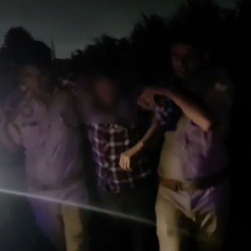 अमरोहा में 25 हजार का इनामी बदमाश मुठभेड़ में गिरफ्तार:पुलिस ने पैर में गोली मारकर पकड़ा, अवैध तमंचा और बाइक बरामद