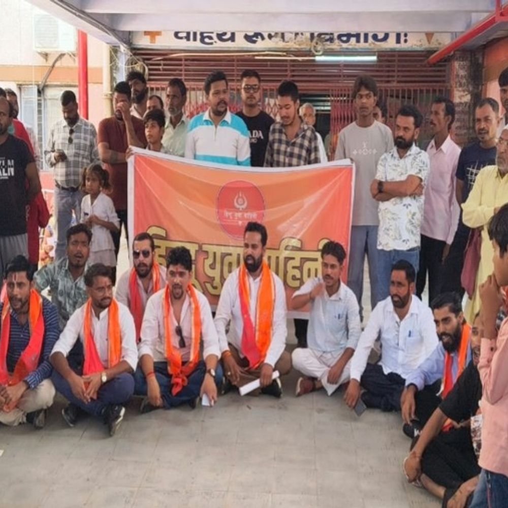 मेडिकल कॉलेज की अव्यवस्थाओं पर हिंदू युवा वाहिनी का प्रदर्शन:शाहजहांपुर में ज्ञापन सौंपा, 10 दिन में व्यवस्थाएं न सुधरने पर आंदोलन की चेतावनी