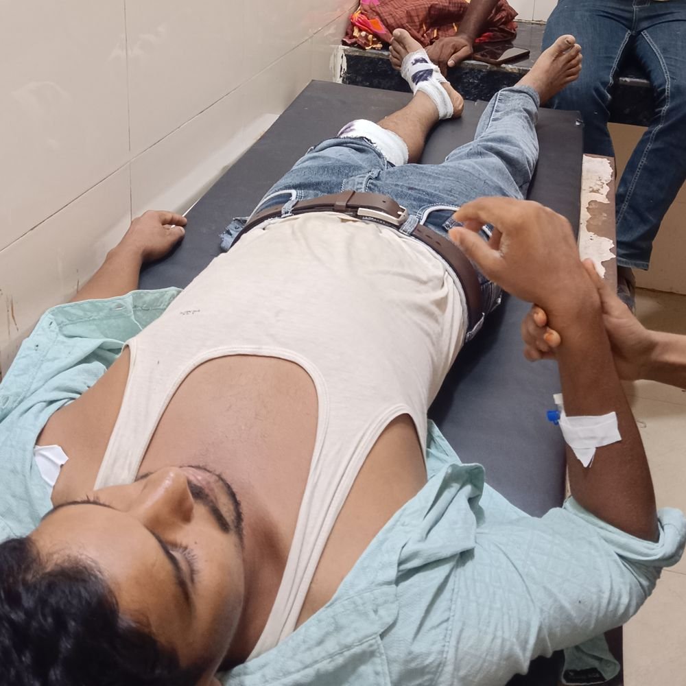 कुत्ता बचाने के चक्कर में बाइक अनियंत्रित:महराजगंज में सड़क पर गिरने से दो युवक गंभीर रूप से घायल