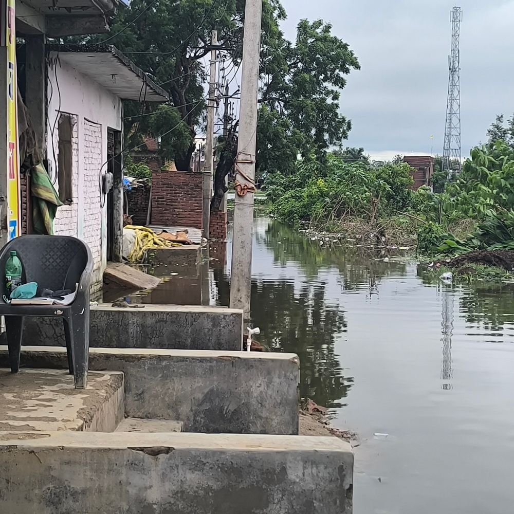 मैनपुरी में 2-दिन की बारिश से घरों में भरा पानी:आधा दर्जन से ज्यादा मोहल्लों में जलभराव, लोग घरों में कैद; फसलों को भी नुकसान