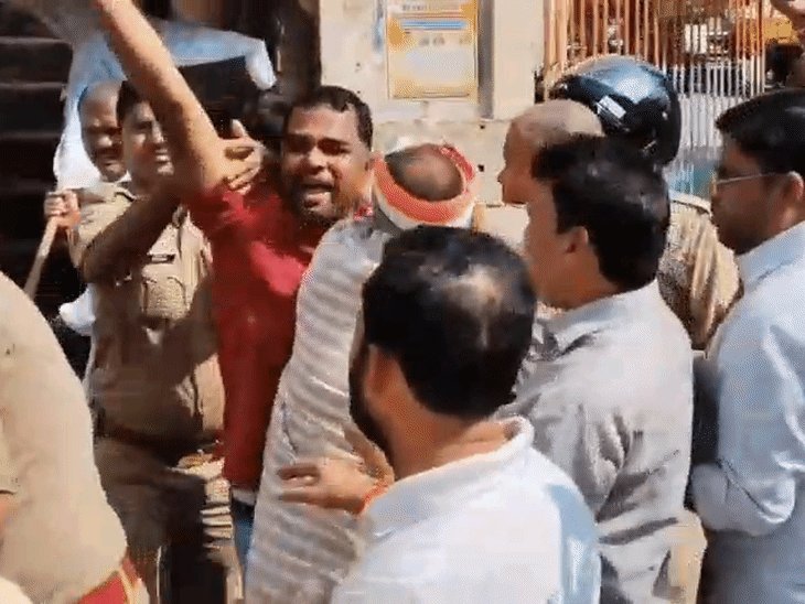 इटावा में ज्ञानेश कुमार के खिलाफ कांग्रेस का प्रदर्शन:पुतला छीनने को लेकर पुलिस और कार्यकर्ताओं में हुई खींचतान