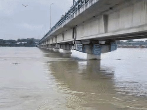 12 घंटे में 30 सेमी बढ़ा गंगा नदी का जलस्तर:चेतावनी बिंदु से महज 29 सेमी नीचे, उन्नाव में घरों के पास नावों से आवागमन शुरू