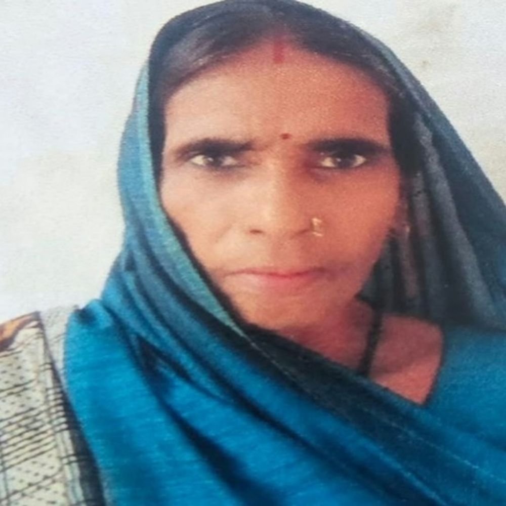 ट्रेन की चपेट में आकर महिला की मौत:शाहजहांपुर में दूसरी महिला घायल, 15 बकरा-बकरी भी चपेट में आकर कट गए