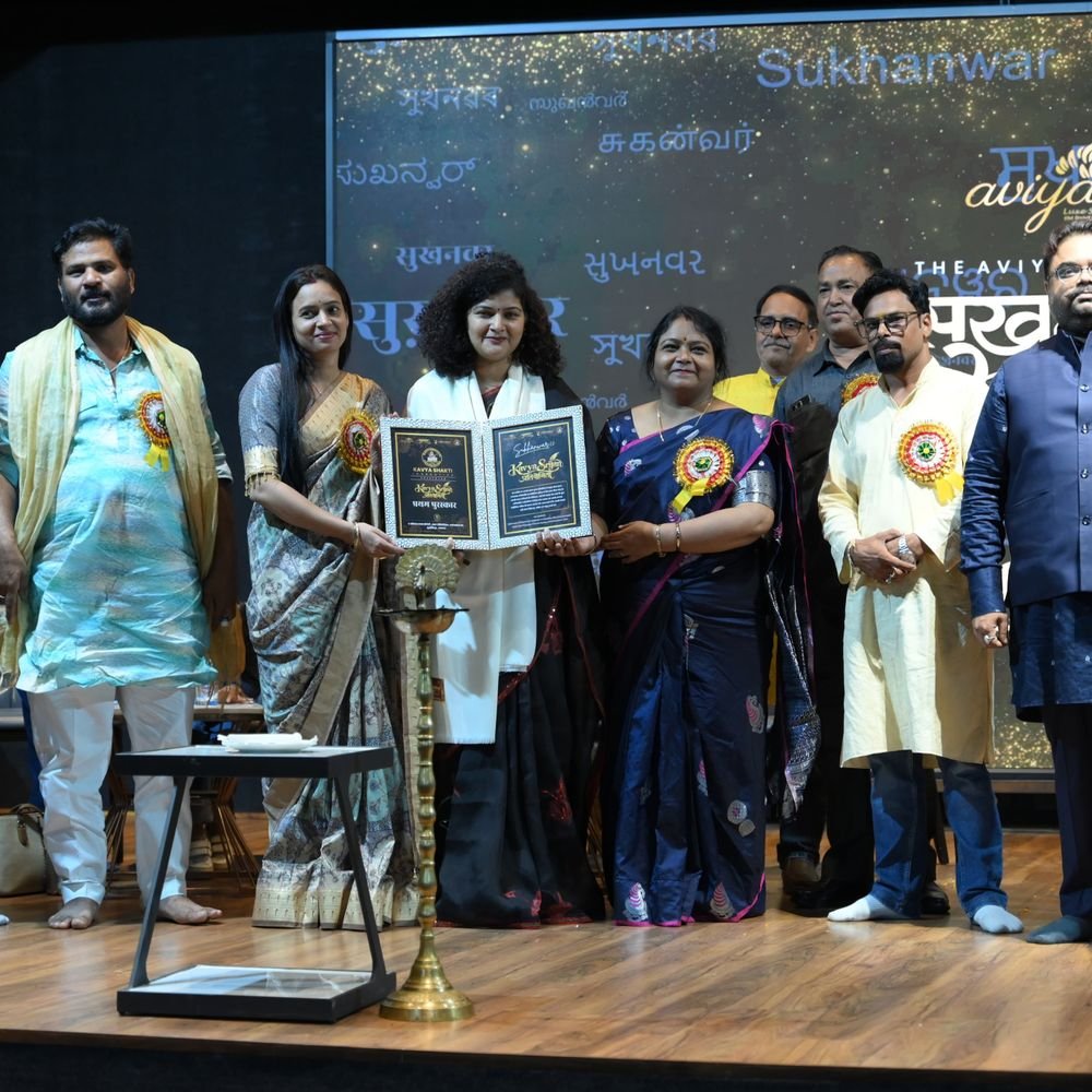 लखनऊ में ‘सुखनवर 2.0’ का आयोजन:अरुणेश मिश्रा बोले- साहित्य जोड़ता है दिल, मंच पर सजे शायरी के रंग