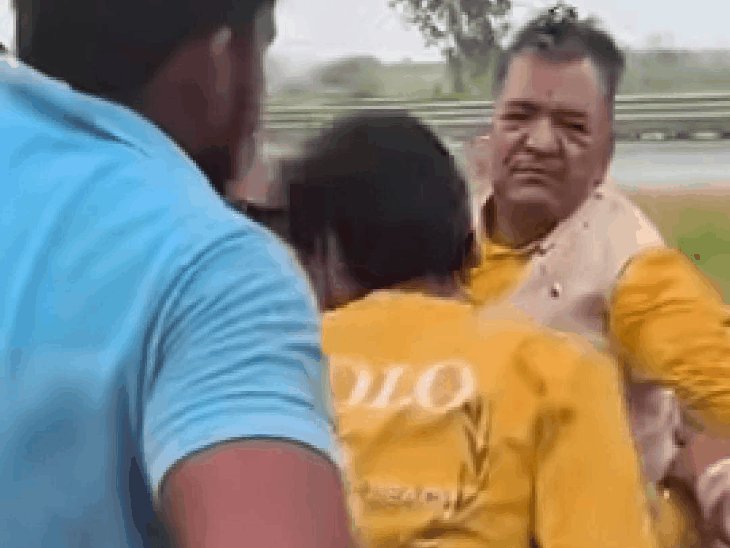हापुड़ में डिबाई विधायक की फॉर्च्यूनर पलटी:भारी बारिश में डिवाइडर से टकराई कार, दिल्ली रेफर; ड्राइवर-गनर भी घायल