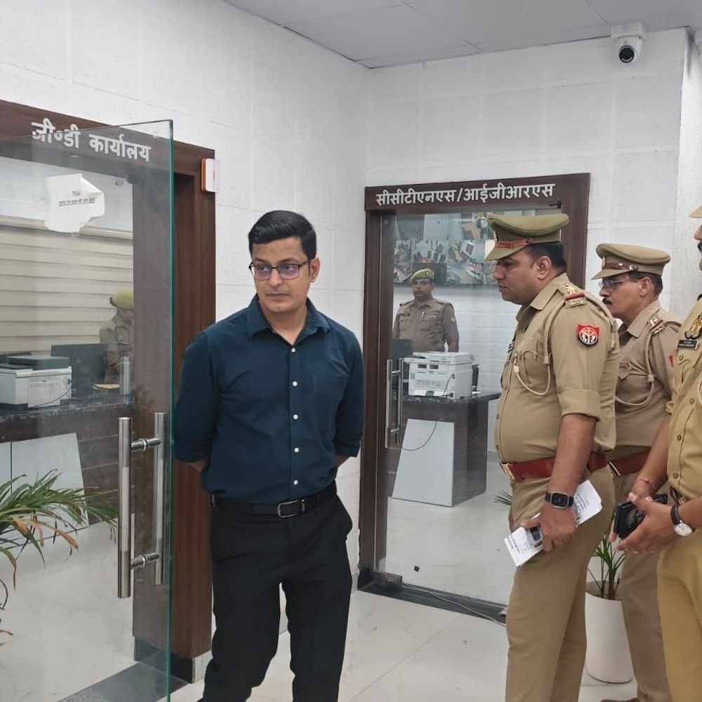 DCP ट्रांस हिंडन ने रात में सुरक्षा का जायजा लिया:बार्डर वाले प्वाइंटों के अलावा रात में थानों के मालखाने भी चैक किए