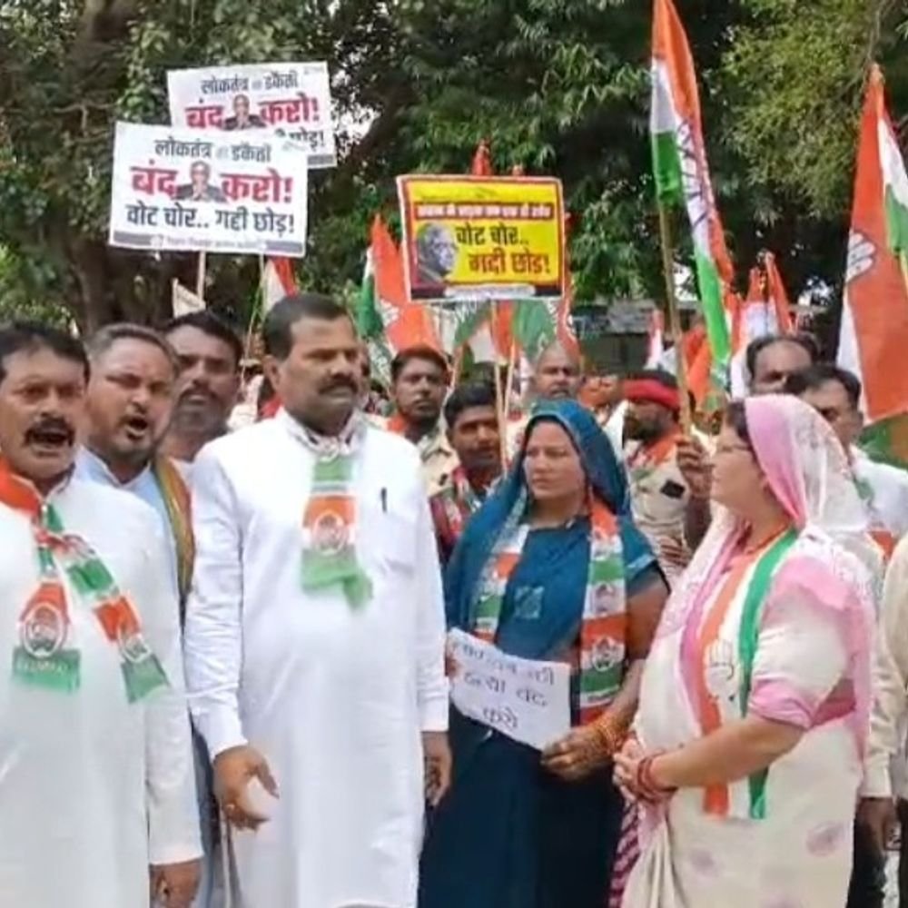 CEC के इस्तीफे और SIR रोकने की मांग:चित्रकूट में कांग्रेस कार्यकर्ताओं ने जिला मुख्यालय पर प्रदर्शन कर उपजिलाधिकारी को ज्ञापन सौंपा