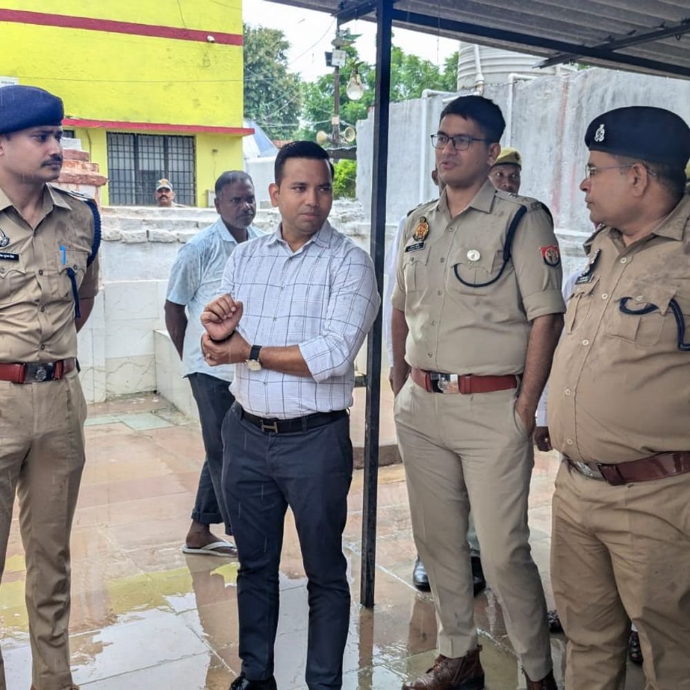 डीएम-एसपी ने ज्ञानपुर जिला जेल का किया औचक निरीक्षण:बंदियों को मिल रही सुविधाओं का जायजा लिया; सुरक्षा, स्वच्छता के निर्देश दिए