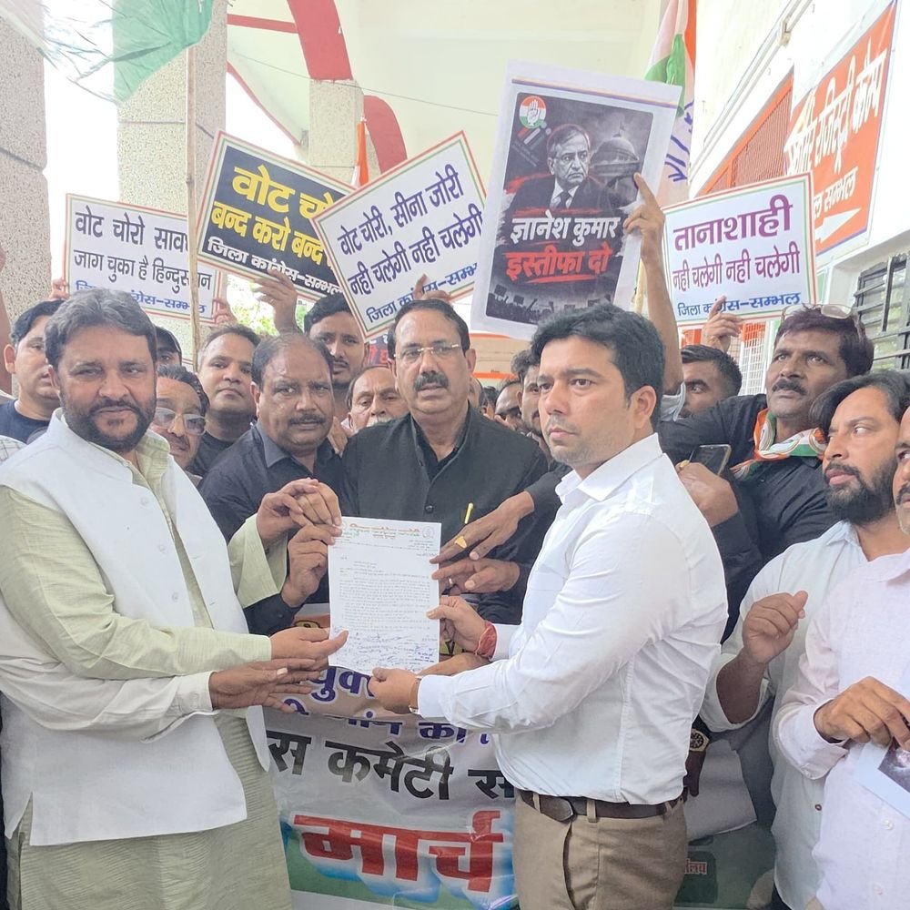 कांग्रेस ने मतदाता सूची में गड़बड़ी पर उठाई मांग:संभल एसडीएम को राष्ट्रपति के नाम ज्ञापन सौंपा, चुनाव आयुक्त को हटाने की मांग