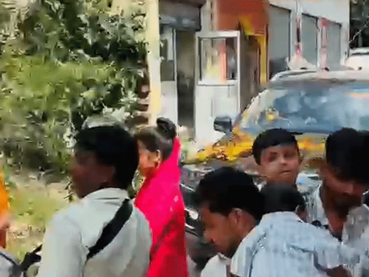 बेटी के जन्म पर ढोल-नगाड़े संग स्वागत:फतेहाबाद में बच्ची का गृहप्रवेश, चेयरमैन राजेश कुशवाह ने बांटी खुशियां