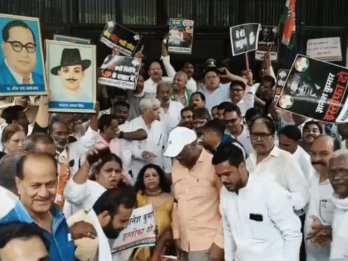 मुख्य चुनाव आयुक्त के खिलाफ कांग्रेसियों का हल्लाबोल:गाजियाबाद में कलेक्ट्रेट के बाहर धरने पर बैठे- कहा चुनाव में धांधली कराई