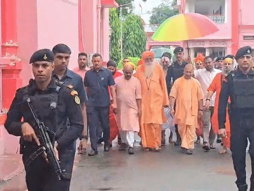 बारिश, आंधी में गिरे पोल को दुरुस्त करें:गोरखपुर में CM ने बैठक की; नदियों के जलस्तर पर नजर रखने को कहा