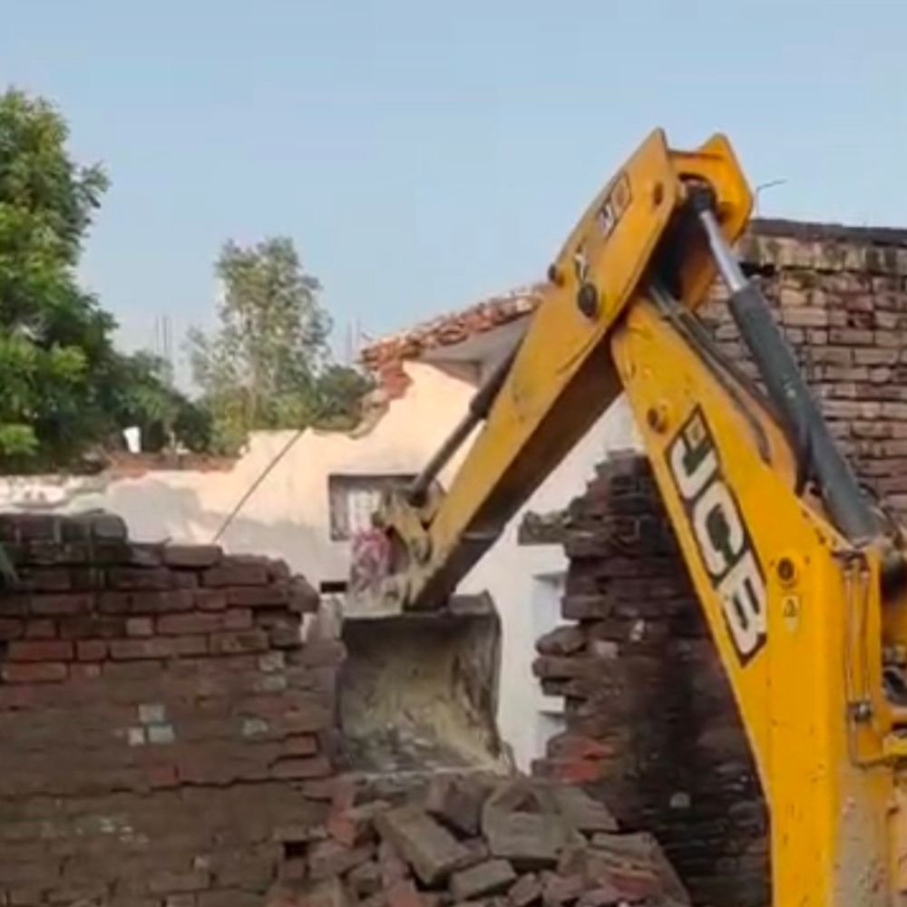 सरकारी चकमार्ग से हटा अतिक्रमण, 6 लोगों के मकान तोड़े:तहसीलदार ने हाईकोर्ट के आदेश पर की कार्रवाई, जमीन कब्जामुक्त कराई