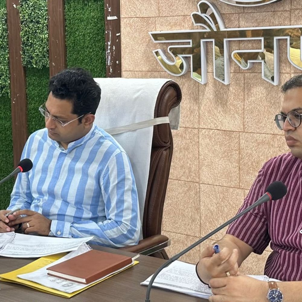 डीएम ने ब्लॉक अकाउंट मैनेजर की लापरवाही पर जताई नाराजगी:जौनपुर में स्वास्थ्य समिति की बैठक में दी कड़ी चेतावनी