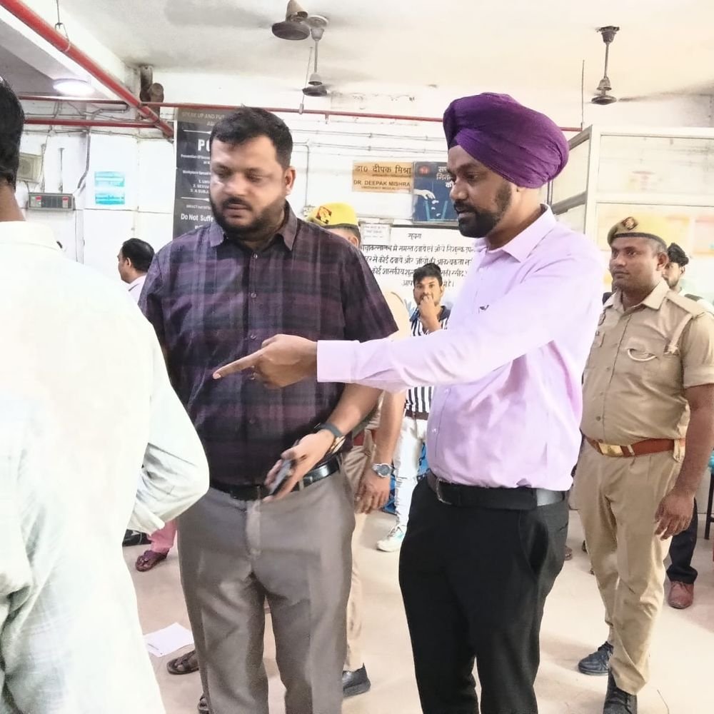 सुल्तानपुर में तेज रफ्तार रोडवेज बस ट्रक में घुसी:आधा दर्जन यात्री घायल, मेडिकल कॉलेज में भर्ती; डीएम-सीएमओ ने लिया इलाज का जायजा