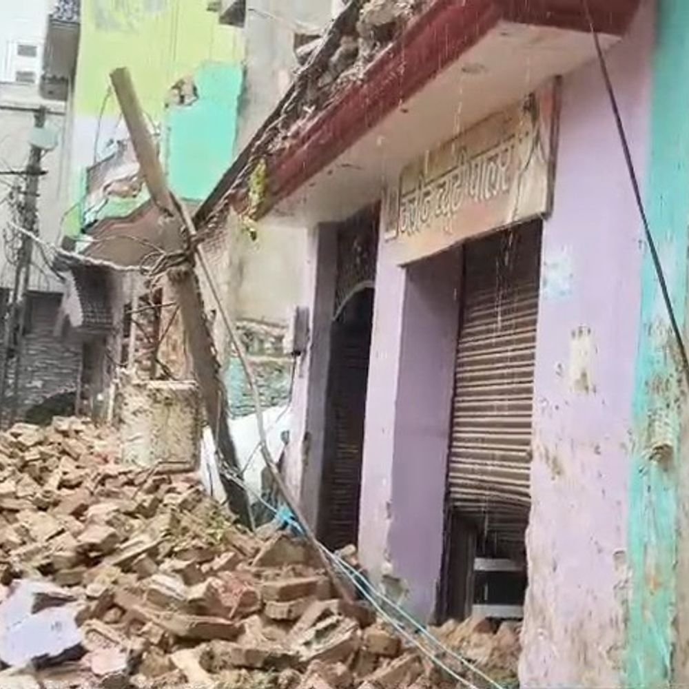 पीलीभीत के बीसलपुर में तीन मंजिला दीवार गिरी:तेज बारिश से कई मकान क्षतिग्रस्त, सड़क पर फैला मलबा