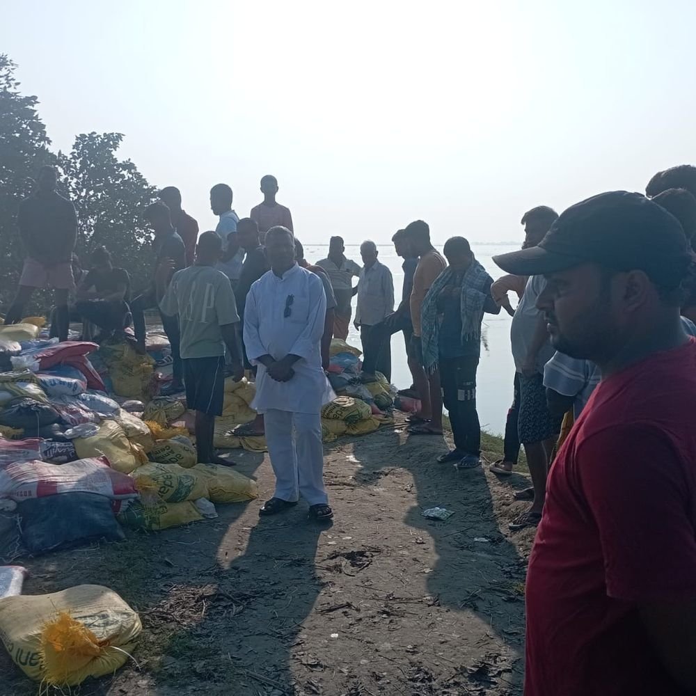 बसपा नेता ने सुल्तानपुर में बाढ़ प्रभावितों से की मुलाकात:बोले- प्रशासन और बाढ़ विभाग की लापरवाही का नतीजा, स्थाई समाधान की मांग