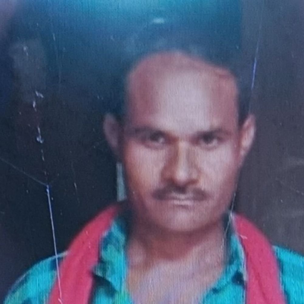 पत्नी से विवाद के बाद ट्रैवल्स-एजेंसी में चालक तका सुसाइड:फिरोजाबाद में रोडवेज बस स्टैंड के पास पंखे से लटका मिला शव