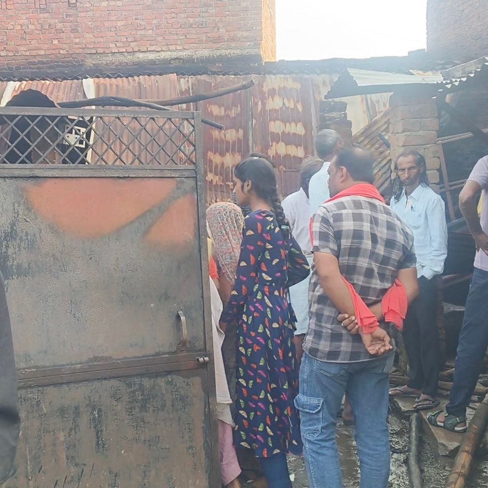 महोबा के पशुबाड़े में आग, 13बकरियां और पड़वा जिंदा जले:शॉर्ट सर्किट से लगी आग, एक भैंस भी झुलसी; पीड़ित ने मुआवजे की मांग की