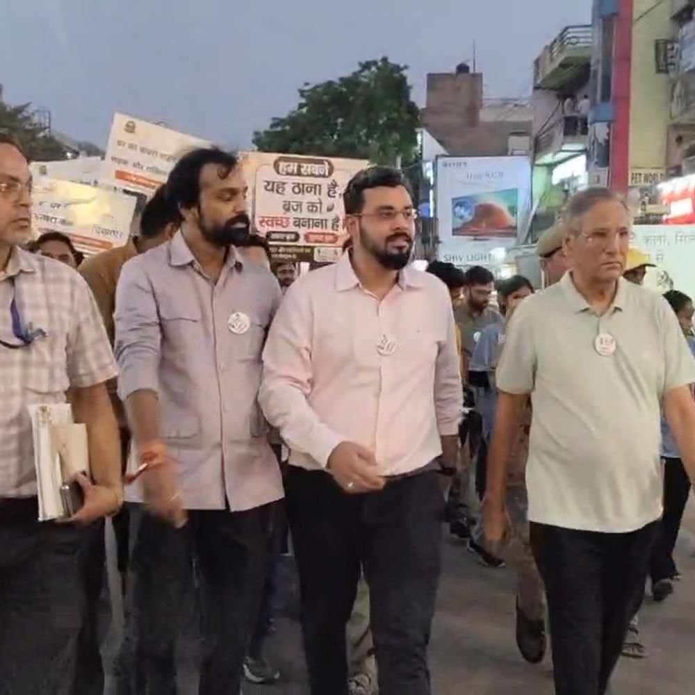 मथुरा में स्वच्छता रैली, 18 दुकानदारों पर 50 हजार जुर्माना:कृष्णानगर मार्केट में गंदगी मिलने पर नगर निगम ने की कार्रवाई