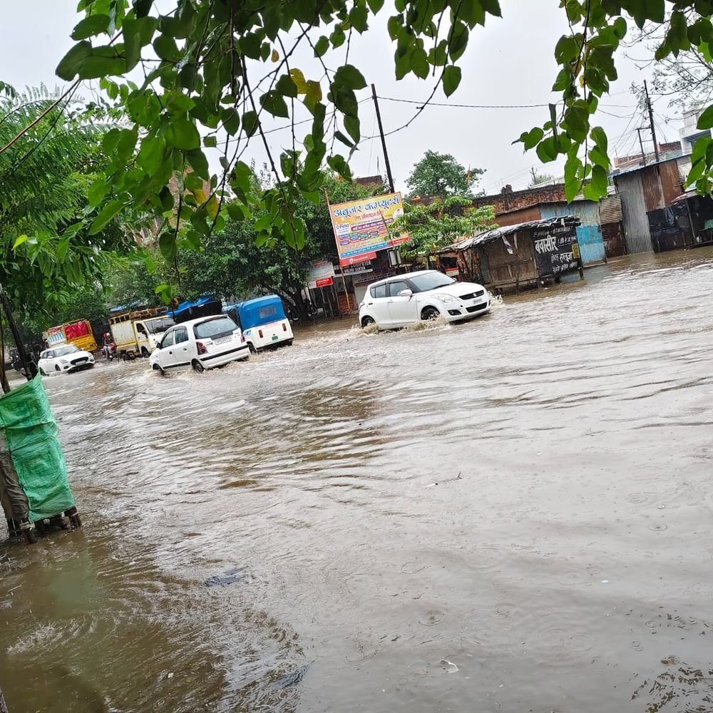 लखीमपुर में कल स्कूल बंद, बारिश-जलभराव के कारण फैसला:नर्सरी से 12वीं तक की छुट्टी; सभी बोर्ड के स्कूलों पर लागू होगा आदेश