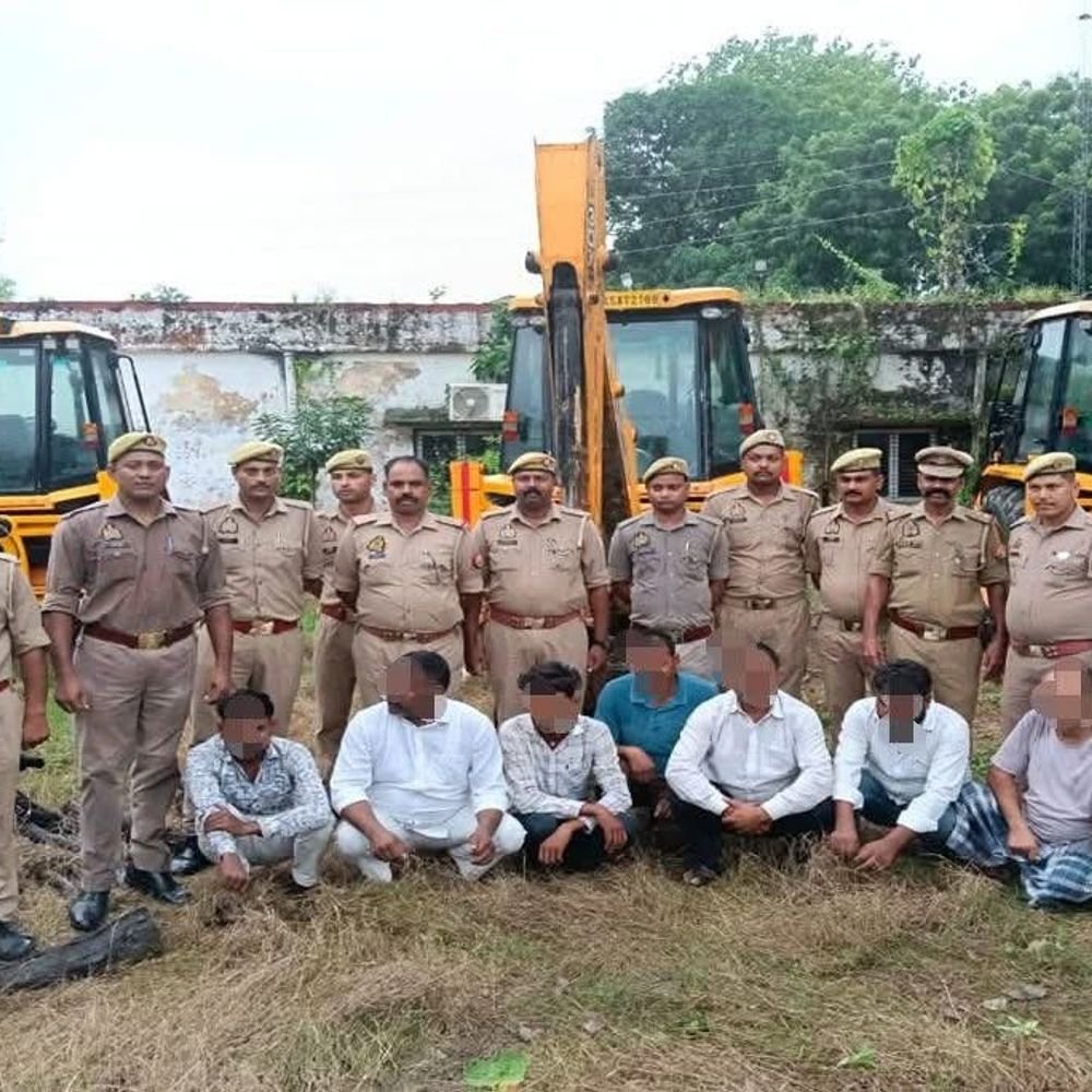 अम्बेडकरनगर में बुल्डोजर कांड में आरोपियों पर लगेगा गैंगेस्टर:अब तक 10 आरोपी भेजे जा चुके जेल, 22 सितंबर को जेसीबी से ढहाए थे सरकारी कमरे