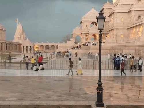 NSG कमांडो की टीम 2 वाहनों से राममंदिर पहुंची:परिसर की सुरक्षा व्यवस्था का निरीक्षण कर अधिकारियों के साथ बैठक कर रहे