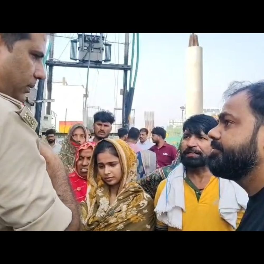प्रसूता की मौत के दो दिन बाद जुड़वा नवजात में:आगरा के अस्पताल में परिजनों ने किया हंगामा, इलाज में लापरवाही का आरोप