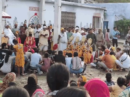 रामनगर रामलीला का तीसरा दिन:ताड़का वध से गूंजा लीला स्थल, विश्वामित्र के साथ वन को निकले राम-लक्ष्मण