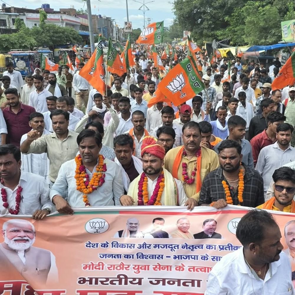 हरदोई में मोदी राठौर युवा सेना ने निकाली पदयात्रा:मुख्यमंत्री के नाम एसडीएम को सौंपा ज्ञापन, बाईपास और सड़क चौड़ीकरण की मांग