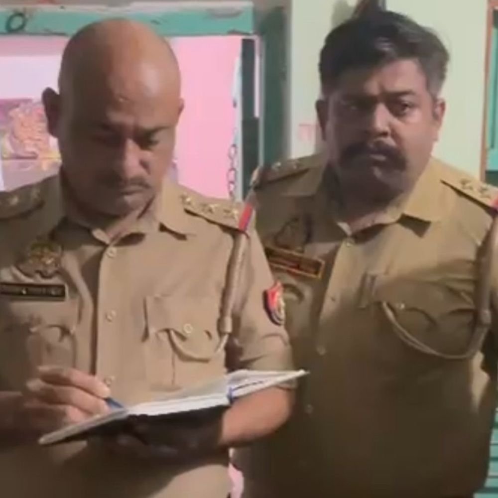 साड़ी के फंदे से लटका मिला महिला का शव:जालौन में ट्यूशन से लौटे बच्चों ने देखा शव, पुलिस ने पोस्टमार्टम के लिए भेजा