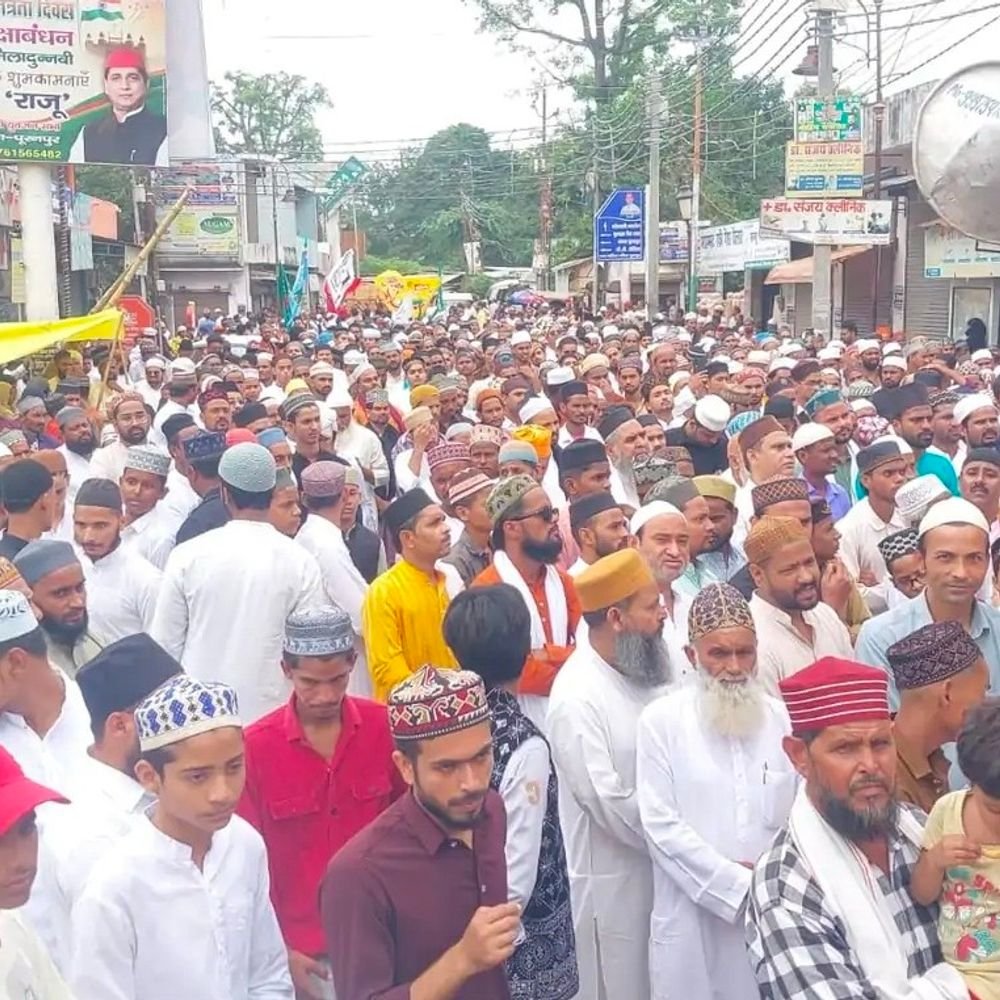 अकीदत के साथ निकला जुलूस-ए-गौसिया:पीलीभीत में उलमाओं ने दिया आपसी भाईचारे और नेकी का संदेश
